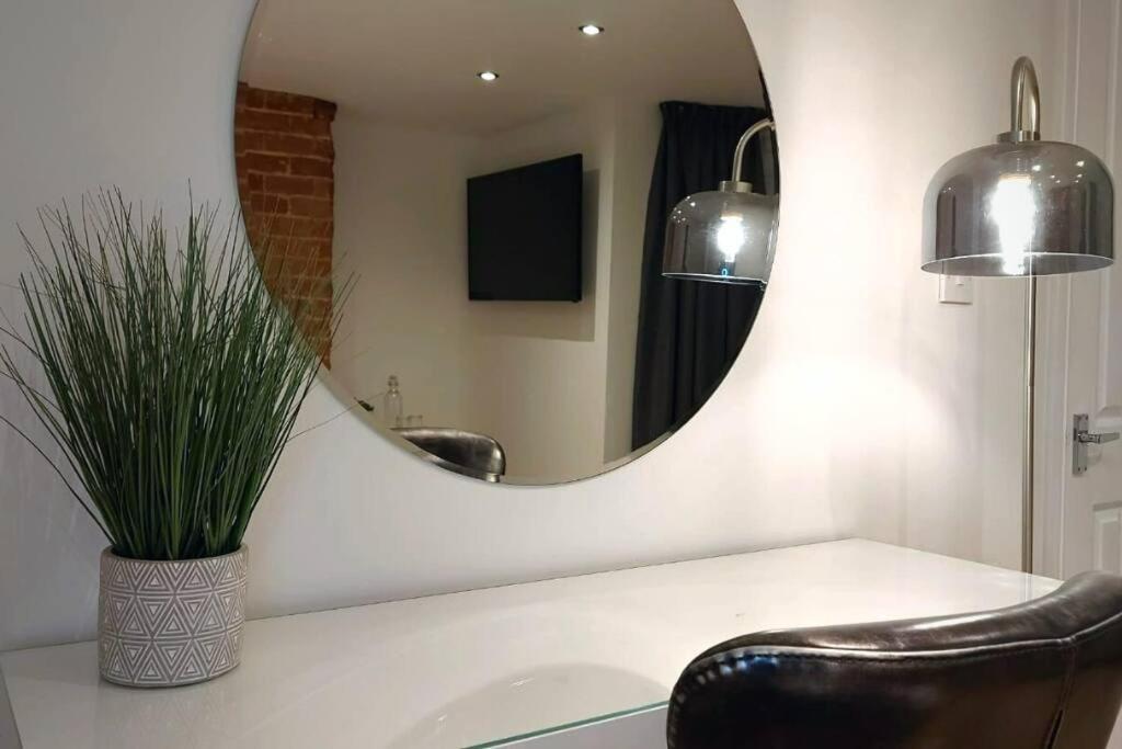 Stylish Apartment In City Centre With Parking Preston  Eksteriør bilde